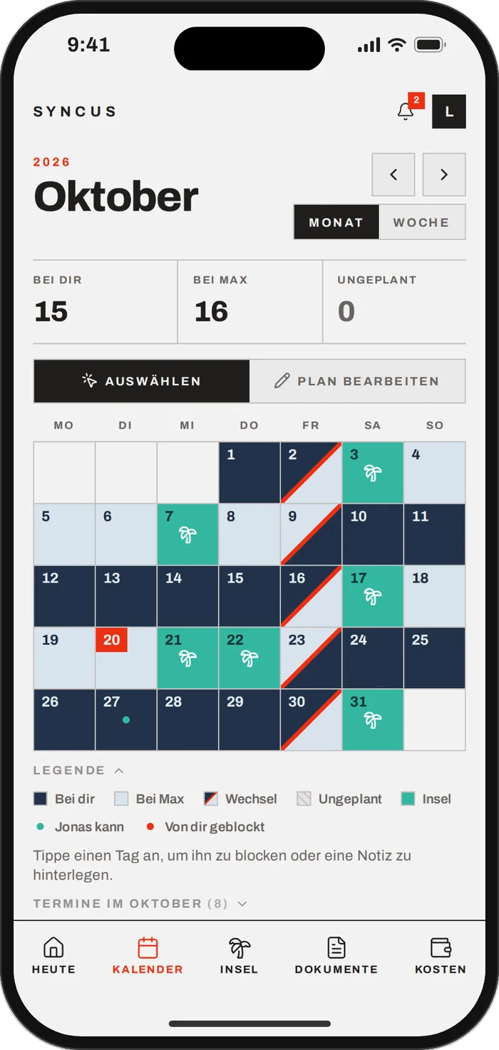 Syncus-Kalender, Monatsansicht Oktober: Tage bei Lena dunkelblau, Tage bei Max hell, Wechsel freitags als geteiltes Feld mit rotem Strich, Inseln türkis mit Palme. Oben die Bilanz: 15 Tage bei dir, 16 bei Max.